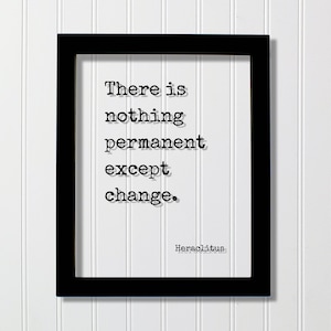 Op de afbeelding: Zwart ingelijst print met een witte achtergrond en de quote "Er is niets permanent behalve verandering." van Heraclitus.