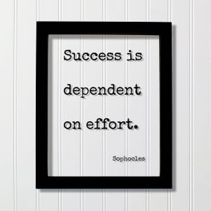 Op de afbeelding: Een zwarte rechthoekige lijst met een witte print met de zwarte tekst in typemachinestijl "Success is dependent on effort." gevolgd door de toeschrijving "Sophocles" in de rechterbenedenhoek van het witte weergavegebied.