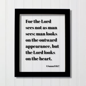 以下が含まれることがあります： 黒い長方形のフレーム。白い背景に黒い文字で「For the Lord sees not as man sees: man looks on the outward appearance, but the Lord looks on the heart. 1 Samuel 16:7」と書かれています。文字にはドロップシャドウ効果が施されています。