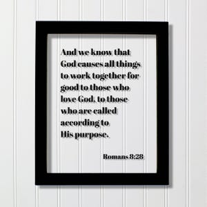 Puede incluir: Un marco rectangular negro que contiene un fondo blanco con el texto en negro: And we know that God causes all things to work together for good to those who love God, to those who are called according to His purpose. Romans 8:28.