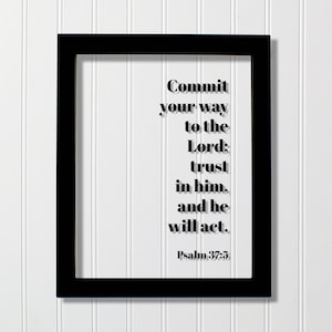 Psalm 37: 5 - Beauftragen Sie Ihren Weg dem Herrn, vertrauen Sie ihm, und er wird handeln - Schwimmender Zitat Schriftrahmen - Bibel Vers - Christliches Dekor