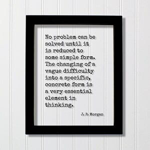 Pode incluir: Uma impressão emoldurada com uma borda preta e fundo branco. O texto diz: "Nenhum problema pode ser resolvido até que seja reduzido a uma forma simples..." e é atribuído a J.P. Morgan. A moldura é retangular.