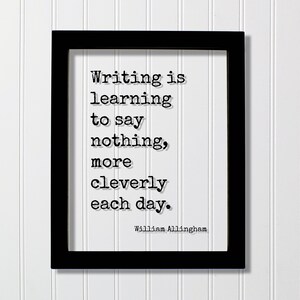 Puede incluir: Impresión enmarcada en negro con fondo blanco y una cita en texto negro que dice "Escribir es aprender a no decir nada, más inteligentemente cada día." La cita se atribuye a William Allingham.