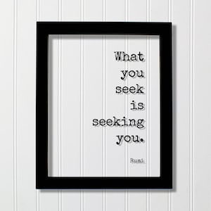 Puede incluir: Impresión enmarcada en blanco y negro con la cita "Lo que buscas te está buscando." de Rumi.