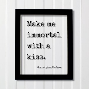 Op de afbeelding: Een zwarte rechthoekige lijst met een witte print met de zwarte tekst in typemachinestijl: Make me immortal with a kiss. De naam Christopher Marlowe staat in een kleiner lettertype in de rechterbenedenhoek van het witte papier.