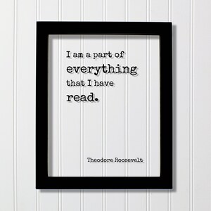Puede incluir: Impresión enmarcada en negro con fondo blanco y una cita en texto negro que dice "Soy parte de todo lo que he leído." La cita se atribuye a Theodore Roosevelt.