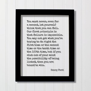 Puede incluir: Una impresión enmarcada en blanco y negro con una cita motivacional de Henry Ford. La cita dice: "Nunca debes, ni siquiera por un segundo, permitirte pensar que puedes fallar. Nuestro primer principio es que el fracaso es imposible. Es posible que no consigas lo que estás intentando hacer a la primera o a la segunda o a la décima o a la centésima vez, pero si eliminas de tu mente la posibilidad de ser derrotado, entonces estás destinado a ganar."