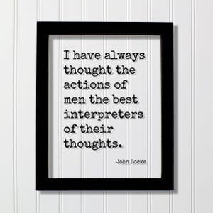 Op de afbeelding: Een zwarte rechthoekige lijst met een witte print met de zwarte tekst in typemachinestijl: I have always thought the actions of men the best interpreters of their thoughts. De naam John Locke staat in de rechterbenedenhoek gedrukt.