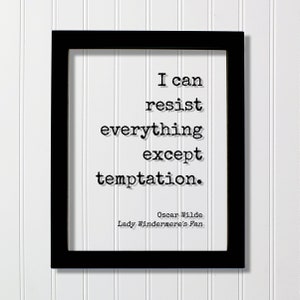 Puede incluir: Impresión enmarcada en negro con fondo blanco y la cita "Puedo resistir todo excepto la tentación." de Oscar Wilde, El abanico de Lady Windermere.
