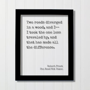 Robert Frost - Schwebendes Zitat - The Road Not Taken - Zwei Straßen getrennt in einem Wald, ich nahm die weniger befahrene - Gedicht Poesie Kunstdruck