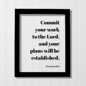 Könnte beinhalten: Ein schwarzer rechteckiger Rahmen mit weißem Hintergrund und dem schwarzen Text: Commit your work to the Lord, and your plans will be established. Proverbs 16:3. Die Schrift hat einen subtilen Schlagschatten-Effekt auf der weißen Fläche.