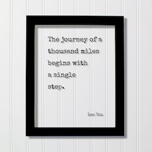 Lao Tzu - Floating Zitat - Die Reise von tausend Meile beginnt mit einem einzigen Schritt - Travel Traveller Philosophie Taoismus Philosoph Acryl