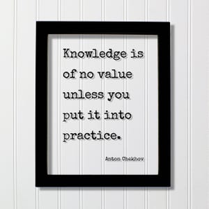 以下が含まれることがあります： 黒い長方形のフレームに、タイプライター風の黒い文字で「Knowledge is of no value unless you put it into practice.」と書かれた白いプリントが入っています。白い背景の右下隅にはアントン・チェーホフの名前が印刷されています。