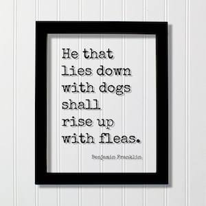 Peut inclure: Impression encadrée en noir avec la citation « He that lies down with dogs shall rise up with fleas. » en police de machine à écrire, attribuée à Benjamin Franklin. Le fond est blanc.
