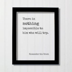 Op de afbeelding: Een zwarte rechthoekige lijst met een witte print met de zwarte tekst in typemachinestijl: There is nothing impossible to him who will try. Het citaat wordt toegeschreven aan Alexander the Great, dat ook in het zwart onderaan staat.