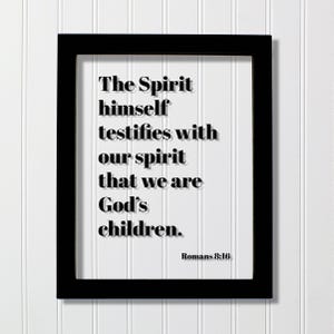 Pode incluir: Arte de parede com moldura preta com o texto "O próprio Espírito testifica com o nosso espírito que somos filhos de Deus." O texto está em negrito. A referência bíblica Romanos 8:16 está no canto inferior direito.