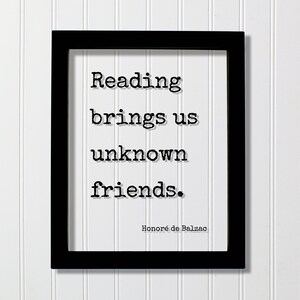 Puede incluir: Impresión enmarcada en negro con fondo blanco y texto negro que dice "La lectura nos trae amigos desconocidos." La cita se atribuye a Honoré de Balzac.