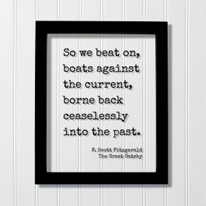 Puede incluir: Impresión enmarcada en negro con fondo blanco y una cita de F. Scott Fitzgerald de The Great Gatsby: "So we beat on, boats against the current, borne back ceaselessly into the past."