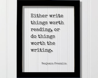 Può includere: Una cornice rettangolare nera contenente una stampa bianca con il testo nero in stile macchina da scrivere: Either write things worth reading, or do things worth the writing. Il nome Benjamin Franklin è stampato in piccolo in basso a destra.