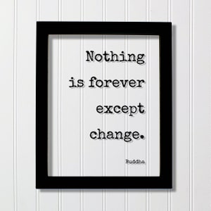 Op de afbeelding: Zwart ingelijst print met de quote "Niets is voor altijd behalve verandering." toegeschreven aan Boeddha.