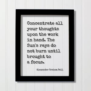 以下が含まれることがあります： 黒い長方形のフレームに、タイプライター風の黒い文字で「Concentrate all your thoughts upon the work in hand. The Sun's rays do not burn until brought to a focus. Alexander Graham Bell.」と書かれた白いプリントが入っています。