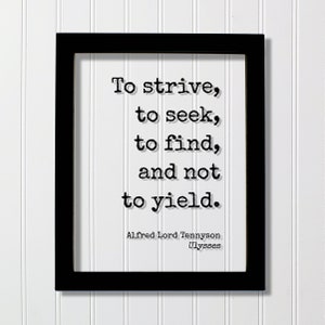 Puede incluir: Impresión enmarcada en blanco y negro con una cita de Alfred Lord Tennyson de su poema Ulises: "Esforzarse, buscar, encontrar y no ceder."