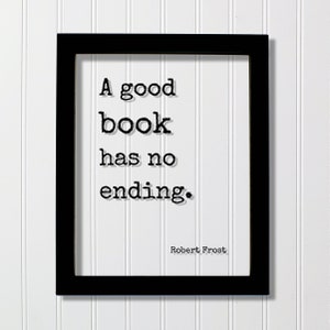 Puede incluir: Impresión enmarcada en negro con fondo blanco y una cita en texto negro que dice "Un buen libro no tiene fin." La cita se atribuye a Robert Frost.