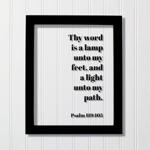 Puede incluir: Un marco rectangular negro que contiene un panel transparente con texto negro que dice: Thy word is a lamp unto my feet, and a light unto my path. Psalm 119:105. Las letras presentan un efecto de sombra paralela, creando una apariencia.