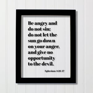 Puede incluir: Un marco rectangular negro que contiene un fondo blanco con texto negro que dice: Be angry and do not sin; do not let the sun go down on your anger, and give no opportunity to the devil. Ephesians 4:26-27 está impreso en la parte inferior.
