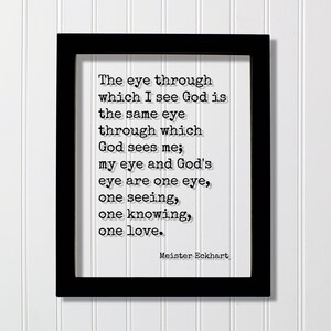 Op de afbeelding: Een zwarte rechthoekige lijst met een witte print met zwarte tekst in typemachinestijl die luidt: The eye through which I see God is the same eye through which God sees me; my eye and God's eye are one eye, one seeing, one knowing, one love. Meister Eckhart.