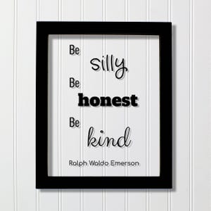 Op de afbeelding: Een zwarte rechthoekige lijst met een wit bord met de zwarte tekst: Be silly, Be honest, Be kind, Ralph Waldo Emerson. De woorden Be, Be en Be staan links uitgelijnd, terwijl silly, honest en kind in het midden zijn geplaatst.