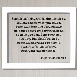 Pu&ograve; includere: Una stampa incorniciata bianca con una citazione di testo in bianco e nero di Ralph Waldo Emerson. La citazione recita: "Termina ogni giorno e fai pace con esso. Hai fatto quello che potevi. Senza dubbio si sono insinuati alcuni errori e assurdit&agrave;; dimenticateli il prima possibile. Domani &egrave; un nuovo giorno. Lo inizierai serenamente e con uno spirito troppo elevato per essere appesantito dalle tue vecchie sciocchezze."