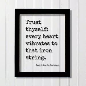 Puede incluir: Una impresi&oacute;n enmarcada con borde negro y fondo blanco. La impresi&oacute;n presenta la cita "Trust thyself: every heart vibrates to that iron string." de Ralph Waldo Emerson en una fuente de m&aacute;quina de escribir.