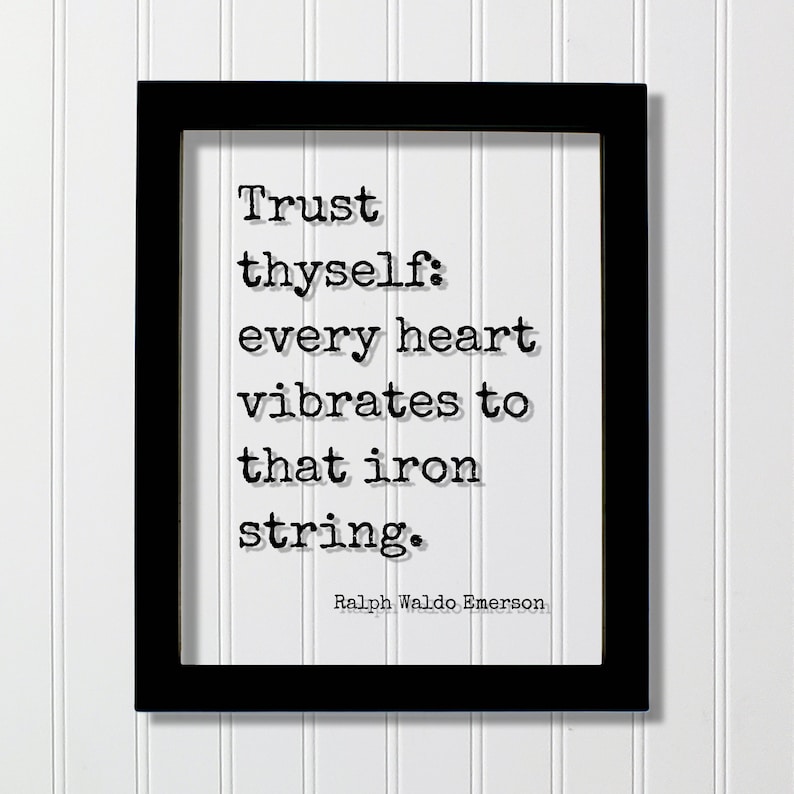 Puede incluir: Una impresi&oacute;n enmarcada con borde negro y fondo blanco. La impresi&oacute;n presenta la cita "Trust thyself: every heart vibrates to that iron string." de Ralph Waldo Emerson en una fuente de m&aacute;quina de escribir.