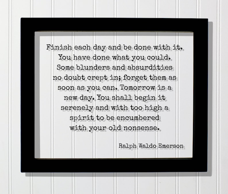 Pu&ograve; includere: Una stampa incorniciata in nero con sfondo bianco e una citazione di Ralph Waldo Emerson. La citazione recita: "Termina ogni giorno e fai pace con esso. Hai fatto quello che potevi. Alcuni errori e assurdit&agrave; si sono sicuramente insinuati; dimenticateli il prima possibile. Domani &egrave; un nuovo giorno. Lo inizierai serenamente e con uno spirito troppo elevato per essere appesantito dalle tue vecchie sciocchezze."