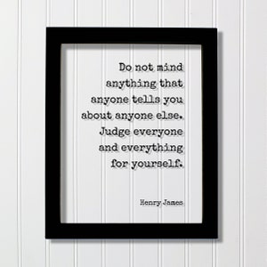 以下が含まれることがあります： 黒い額縁に入ったプリント。白い背景に黒い文字で「他人が他人のことをどう言おうと気にしないでください。すべての人とすべてを自分で判断してください。」という引用文が書かれています。この引用はヘンリー・ジェームズによるものです。