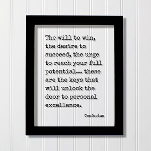 Può includere: Una cornice rettangolare nera contenente una stampa bianca con testo nero in stile macchina da scrivere che recita: The will to win, the desire to succeed, the urge to reach your full potential... these are the keys that will unlock the door to personal excellence. Confucius.