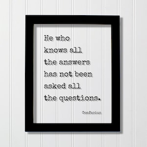 Op de afbeelding: Een zwarte rechthoekige lijst met een witte print met de zwarte tekst in typemachinestijl: He who knows all the answers has not been asked all the questions. De naam Confucius staat gedrukt in de rechterbenedenhoek van het witte papier.