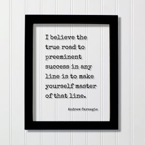 以下が含まれることがあります： 黒い長方形のフレームに、タイプライター風の黒い文字で「I believe the true road to preeminent success in any line is to make yourself master of that line.」と書かれた白いプリントが入っています。この引用はアンドリュー・カーネギーによるものです。