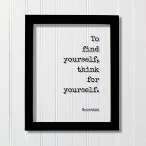 Könnte beinhalten: Ein schwarzer rechteckiger Rahmen mit einem weißen Druck, der den schwarzen Text im Schreibmaschinenstil enthält: To find yourself, think for yourself. Der Name Socrates ist in der unteren rechten Ecke des weißen Hintergrunds gedruckt.