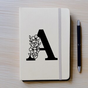 Diario con letras iniciales personalizado, regalo personalizado para su compañera de trabajo, regalo para escritora, regalo único para dama de honor, cuaderno de gratitud con flores