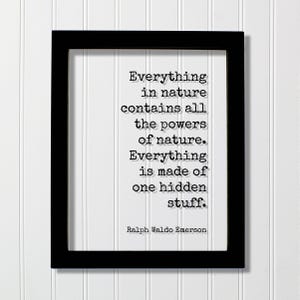 Op de afbeelding: Een zwarte rechthoekige lijst met een witte print met de zwarte tekst in typemachinestijl: Everything in nature contains all the powers of nature. Everything is made of one hidden stuff. Het citaat is toegeschreven aan Ralph Waldo Emerson.