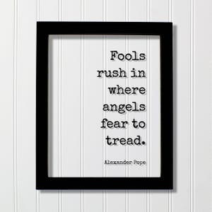 以下が含まれることがあります： 黒い長方形のフレームに、タイプライター風の黒い文字で「Fools rush in where angels fear to tread」と書かれた白いプリントが入っています。白い紙の右下には、より小さな黒い文字でAlexander Popeという名前が印刷されています。
