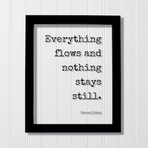 以下が含まれることがあります： 黒いフレームに入ったプリントで、「Everything flows and nothing stays still」という引用句がタイプライターフォントで書かれています。この引用句はヘラクレイトスによるものです。背景は白い縦線です。