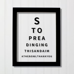 Puede incluir: Un marco rectangular negro que contiene un letrero blanco con texto negro dispuesto como una tabla optométrica. El texto dice: S, TO, PREA, DINGING, THISANDAIM, ATHEBOWLTHANKYOU. Las letras son sans-serif, negritas y centradas en el marco.