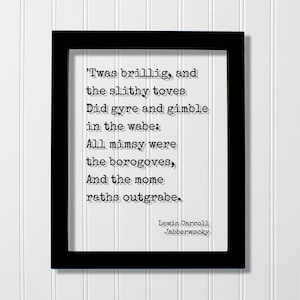 Op de afbeelding: Zwart ingelijst drukwerk met een witte achtergrond en zwarte tekst. De tekst luidt: 'Twas brillig, and the slithy toves Did gyre and gimble in the wabe: All mimsy were the borogoves, And the mome raths outgrabe. Lewis Carroll. Jabberwocky.