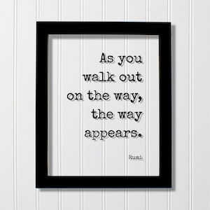 Puede incluir: Impresión enmarcada en negro con fondo blanco y texto negro que dice "As you walk out on the way, the way appears." El texto se atribuye a Rumi.