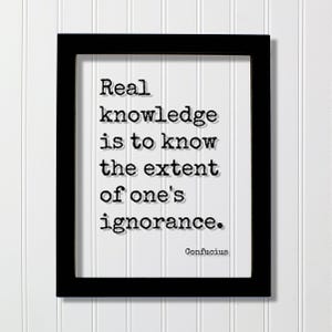 Könnte beinhalten: Ein schwarzer rechteckiger Rahmen mit einem weißen Druck, der den schwarzen Text im Schreibmaschinenstil enthält: Real knowledge is to know the extent of one's ignorance. Der Name Confucius steht in der unteren rechten Ecke des Papiers.