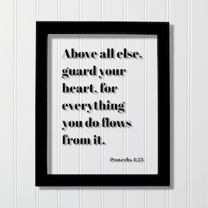 以下が含まれることがあります： 白い背景に黒い文字で「Above all else, guard your heart, for everything you do flows from it. Proverbs 4:23」と書かれた黒い額縁のプリント