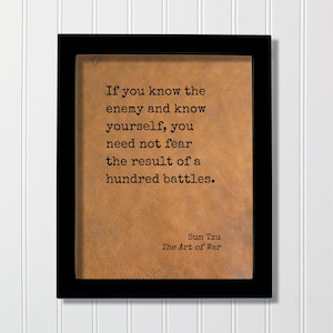 Könnte beinhalten: Ein rechteckiger schwarzer Rahmen mit einem beigefarbenen Hintergrund in Lederoptik und schwarzem Text im Schreibmaschinenstil: If you know the enemy and know yourself, you need not fear the result of a hundred battles. Sun Tzu The Art of War.